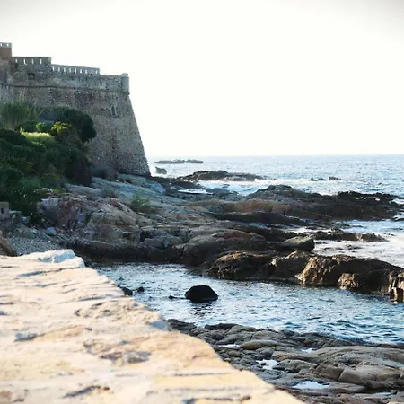Emplacement Ideal 3 Pieces 50 M De La * Algajola (Corsica)